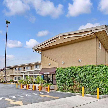 Super 8 By Wyndham Los Angeles-Culver City Area Exterior photo