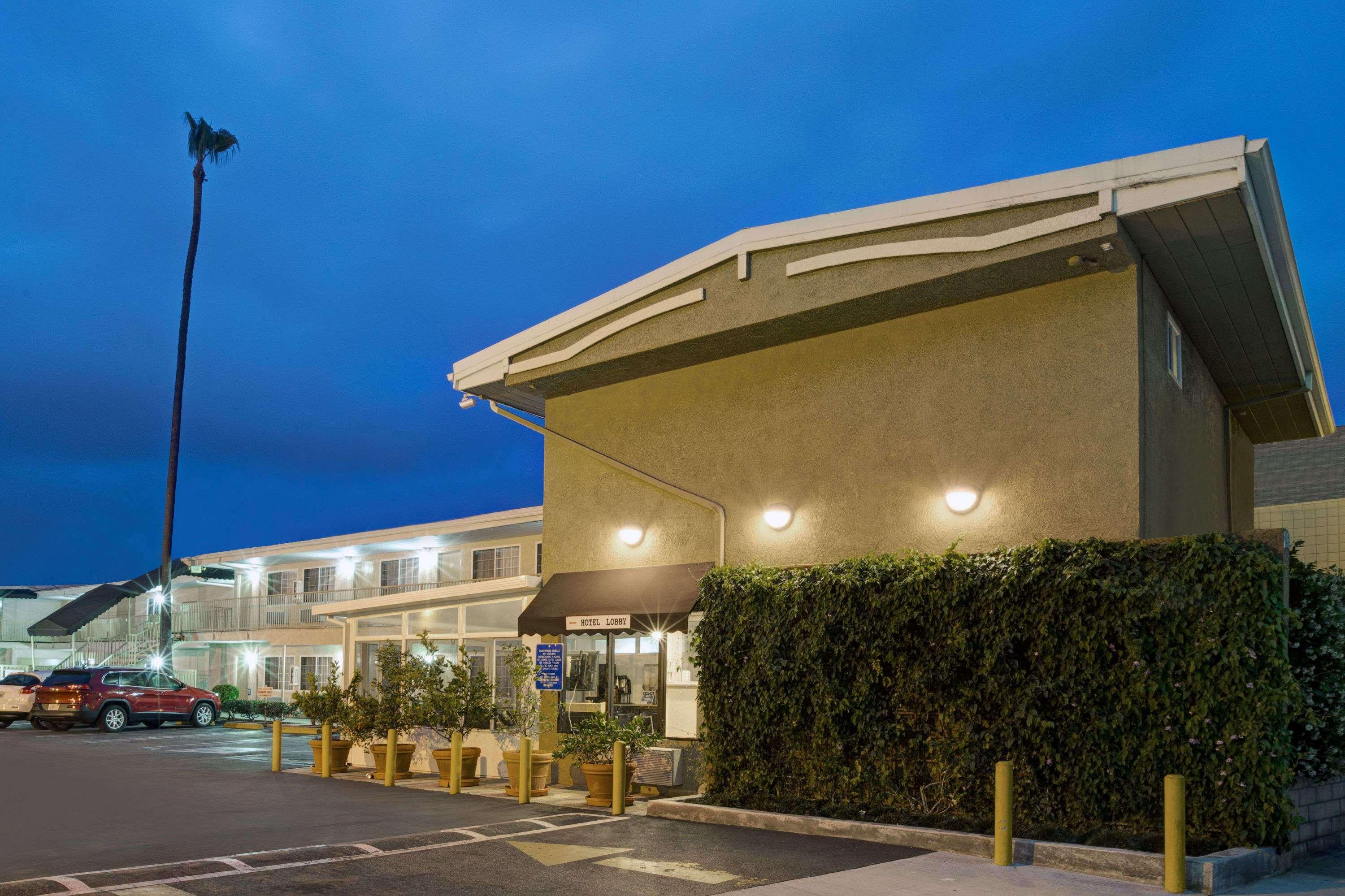 Super 8 By Wyndham Los Angeles-Culver City Area Exterior photo