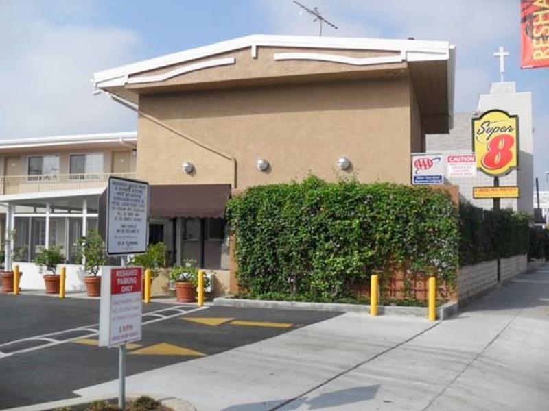 Super 8 By Wyndham Los Angeles-Culver City Area Exterior photo