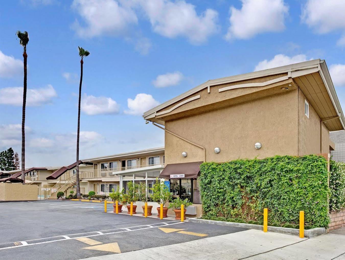 Super 8 By Wyndham Los Angeles-Culver City Area Exterior photo